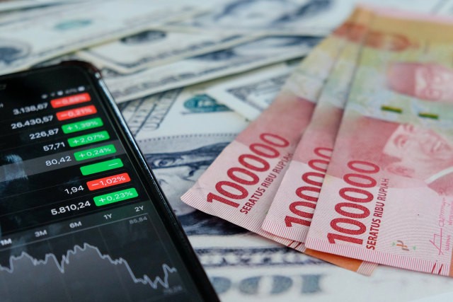 Ilustrasi kebijakan moneter yang dilaksanakan bank sentral dengan tindakan Open Market Policy. Foto: Shutterstock