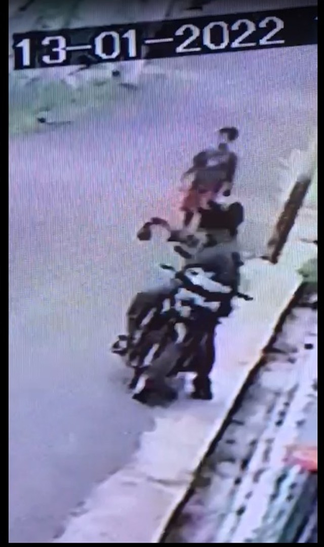 Pengendara motor terekam CCTV hendak memberi bingkisan kresek ke anak yang lewat. Foto: tangkapan layar CCTV