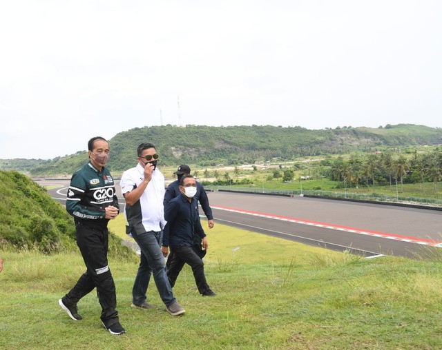 Jokowi dan Iriana nikmati Pemandangan dari Bukit 360 KEK Mandalika. Foto: Dok. Rusman - Biro Pers Sekretariat Presiden