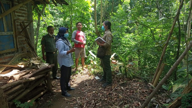Petugas dari BKSDA (kanan) bertemu dengan Kepala Desa dan warga Sriharjo, Imogiri, Bantul. Foto: Istimewa