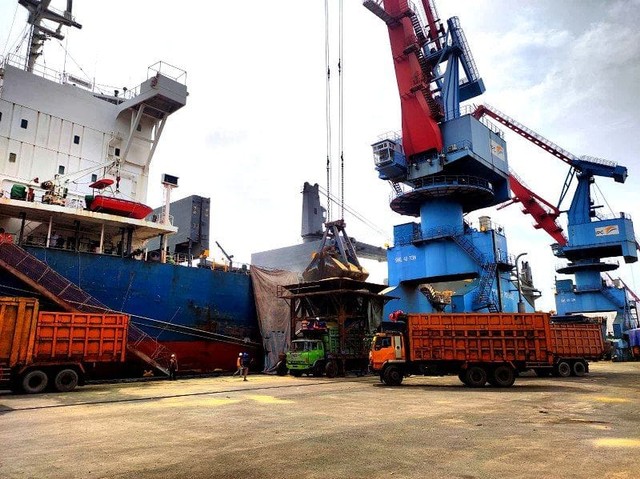 Situasi aktivitas Pelabuhan Panjang, Bandar Lampung, Lampung, Kamis (13/1). | Foto : Bella Sardio/ Lampung Geh