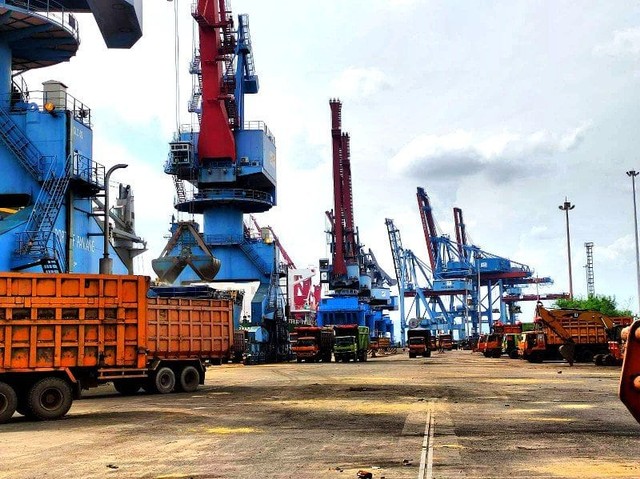 Situasi aktivitas Pelabuhan Panjang, Bandar Lampung, Lampung, Kamis (13/1). | Foto : Bella Sardio/ Lampung Geh