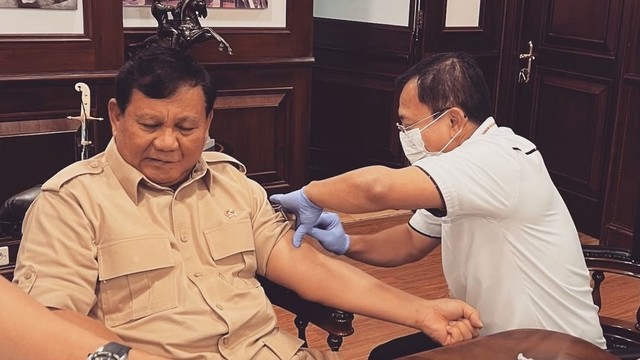 Prabowo disuntik booster vaksin Nusantara oleh Terawan. Foto: Instagram/@prabowo