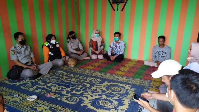 Polres Pemalang bersama Bid Dokes Polda Jawa Tengah pada Rabu (12/1/2022) lalu mendatangi langsung rumah keluarga SAR (14). (foto istimewa)