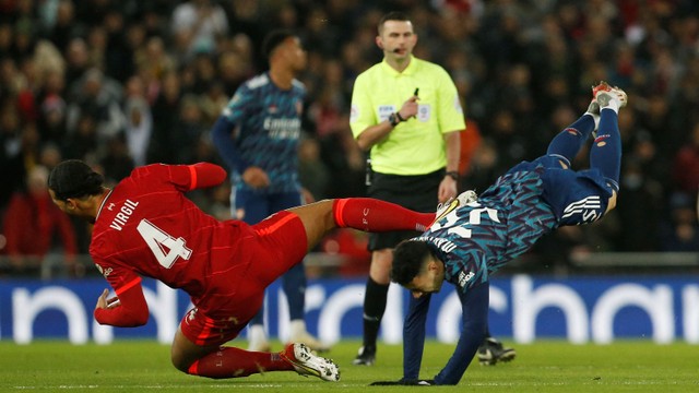 Pemain Liverpool Virgil van Dijk duel dengan pemain Arsenal Gabriel Martinelli di Anfield, Liverpool, Inggris. Foto: Craig Brough/Reuters