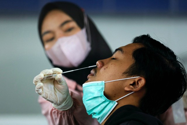 Seorang petugas medis mengambil sampel swab untuk diuji penyakit virus corona. Foto: REUTERS/Willy Kurniawan