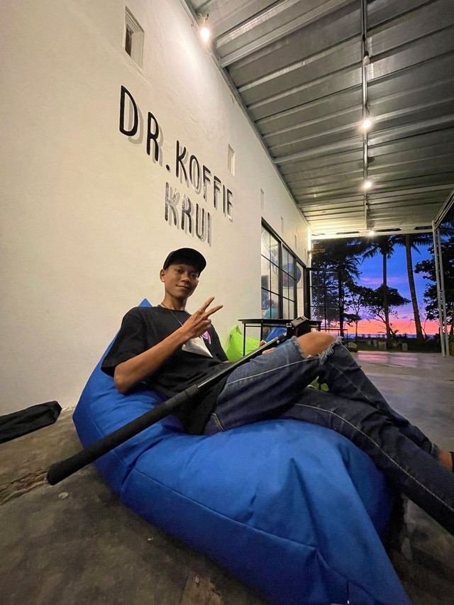 Dr. Koffie Krui: Mencoba Vibes Ngopi di Pantai Sambil Menikmati Sunset (497688)