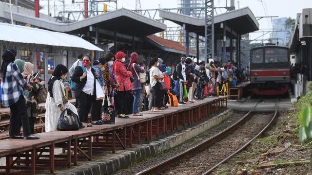 Penumpang menunggu kedatangan KRL di Stasiun Manggarai, Jakarta. Foto: ANTARA FOTO/Akbar Nugroho Gumay