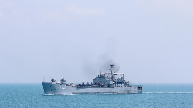 TNI AL berlayar KRI Teluk Mandar 514 Kapal Perang di tengah laut jawa, utara Madura, Indonesia. Foto: Reezky Pradata/Shutterstock