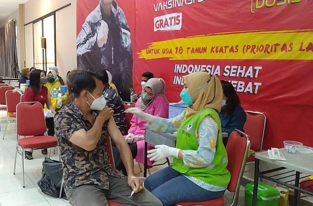 Melihat Antusias Warga Batam Ikut Booster Vaksin Corona (227598)