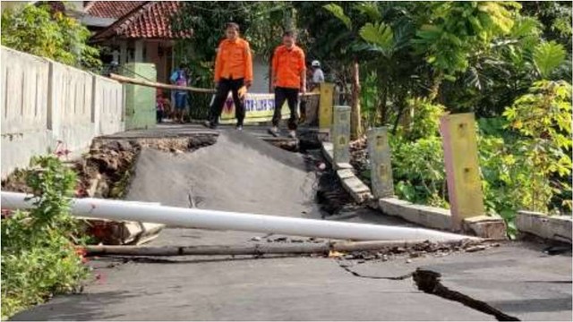 Peristiwa pergerakan tanah menimpa warga di Desa Cilayung, Kecamatan Ciwaru, Kabupaten Kuningan, Jawa Barat. (Foto: BPBD Kuningan)