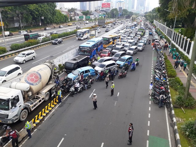 Kemacetan akibat demo Serikat Pekerja Indonesia di depan Gedung DPR RI, Senayan, Jakarta, Jumat (14/1). Foto: Jacko Ryan/kumparan