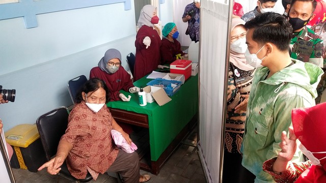 Wali Kota Solo, Gibran Rakabuming Raka, meninjau vaksinasi booster Covid-19 di RSUD Ibu Fatmawati Soekarno, Solo, Jumat (14/01/2022). FOTO: Tara Wahyu