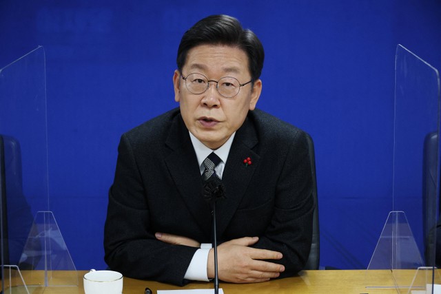 Calon presiden dari Partai Demokrat, Lee Jae-myung, menjawab pertanyaan wartawan saat wawancara dengan media asing di Seoul, Korea Selatan Foto: REUTERS/Kim Hong-Ji