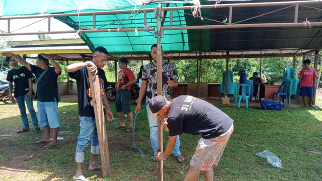Warga saling membantu membangun lokasi untuk belajar mengajar anak-anak di Muting, Kabupaten Merauke. (BumiPapua.com/Abdel Syah)