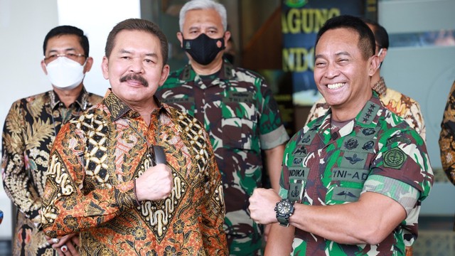 Panglima TNI Jenderal Andhika Perkasa bersama Jaksa Agung ST Burhanuddin di Kejagung.  Foto: Kejagung