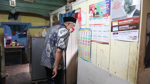 Gubernur Jawa Tengah Ganjar Pranowo menyambangi kediaman Suryono di Banyubiru, Kabupaten Semarang, Jawa Tengah.  Foto: Pemprov Jawa Tengah