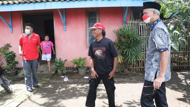 Gubernur Jawa Tengah Ganjar Pranowo menyambangi kediaman Suryono di Banyubiru, Kabupaten Semarang, Jawa Tengah.  Foto: Pemprov Jawa Tengah
