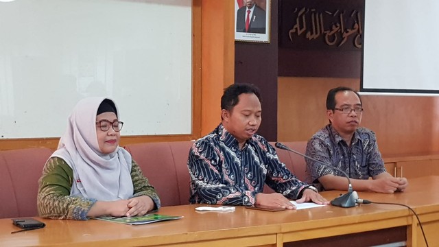Rektor UIN Sunan Kalijaga Yogyakarta, Al Makin (tengah), saat kobferensi pers soal pria tendang sesajen di Semeru, Jumat (14/1/2022). Foto: Birgita/ Tugu Jogja.
