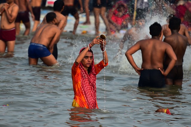 Umat Hindu berendam suci pada perayaan festival Makar Sankranti selama festival tahunan Hindu 'Magh Mela' di Sangam pertemuan sungai Gangga, Yamuna dan Saraswati di Allahabad, India.  Foto: SANJAY KANOJIA / AFP