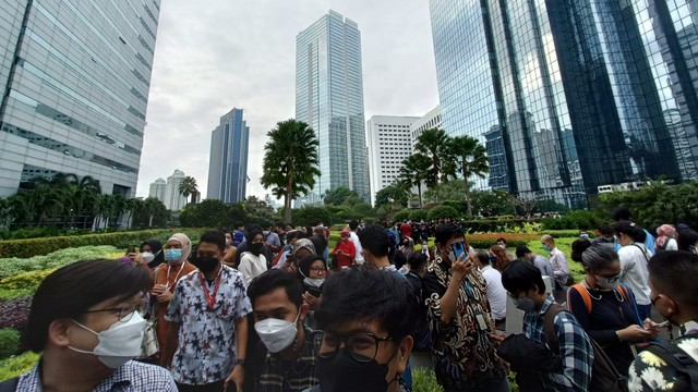 Orang-orang panik usai gempa di MMC Tower Jenderal Sudirman, Jakarta.  Foto: Dok. Ramadhan