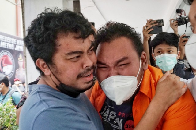Komika Fico Fahriza memeluk keluarganya saat dihadirkan di konferensi pers di Gedung Direktorat Reserse Narkoba Polda Metro Jaya. Foto: Jamal Ramadhan/kumparan