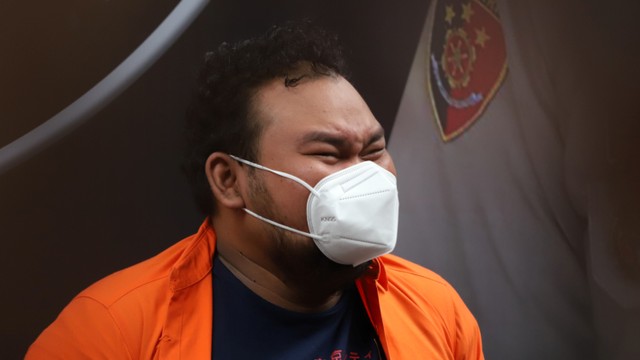 Polisi menunjukkan komedian Fico Fachriza terkait penyalahgunaan narkoba di Polda Metro Jaya, Jakarta, Jumat, (14/1). Foto: Agus Apriyanto