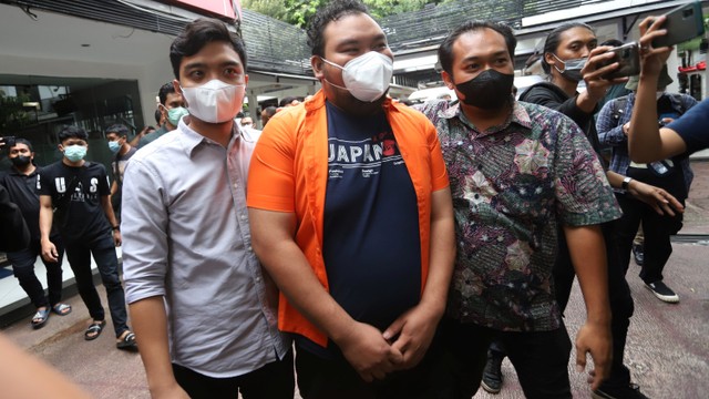 Polisi menunjukkan komedian Fico Fachriza terkait penyalahgunaan narkoba di Polda Metro Jaya, Jakarta, Jumat, (14/1). Foto: Agus Apriyanto