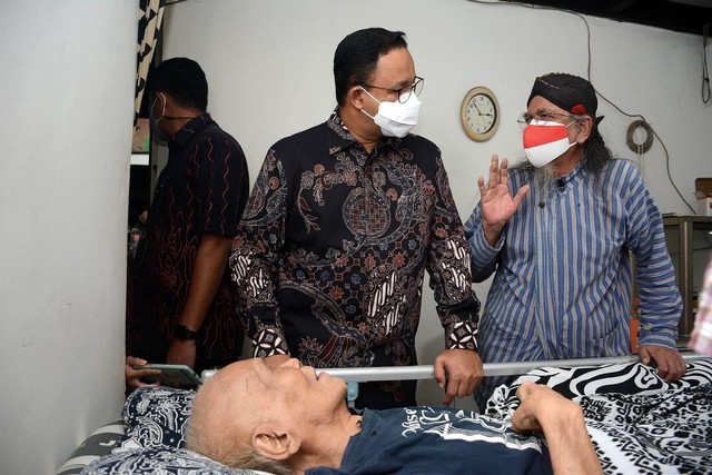Gubernur DKI Jakarta Anies Baswedan menjenguk Remy Sylado. Foto: Dok. Istimewa