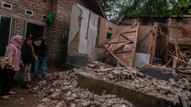 Warga melihat kondisi rumah yang rusak akibat gempa di Kadu Agung Timur, Lebak, Banten, Jumat (14/1). Foto: Muhammad Bagus Khoirunas/ANTARA FOTO