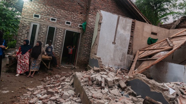 Warga melihat kondisi rumah yang rusak akibat gempa di Kadu Agung Timur, Lebak, Banten, Jumat (14/1).  Foto: Muhammad Bagus Khoirunas/ANTARA FOTO