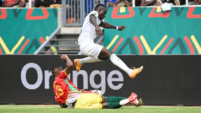 Pemain Senegal Sadio Mane berebut bola dengan pemain Guinea pada pertandingan Grup B Piala Afrika di Stade de Kouekong di Bafoussam, Kamreun. Foto: Pius Utomi EKPEI / AFP
