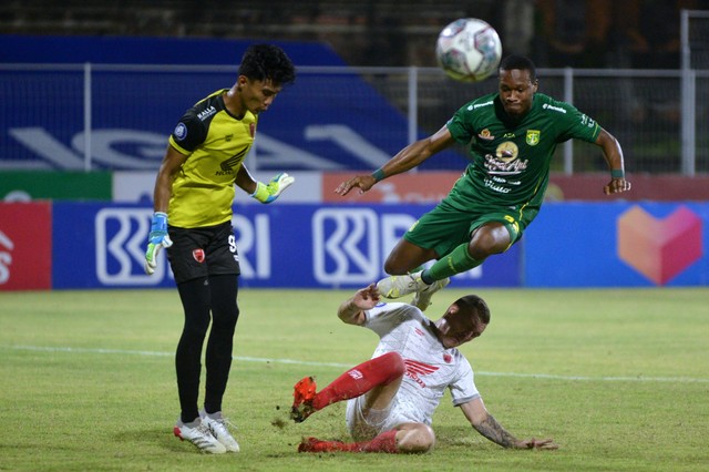 Pertandingan Persebaya melawan PSM Makassar pada Liga 1 di Stadion I Gusti Ngurah Rai, Denpasar, Bali, Jumat (14/1/2022). Foto: Fikri Yusuf/ANTARA FOTO