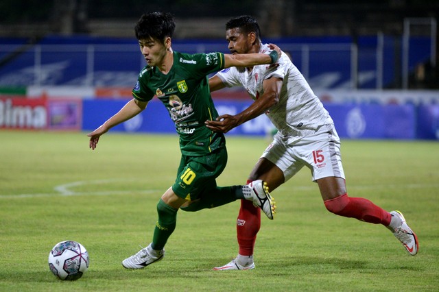Pertandingan Persebaya melawan PSM Makassar pada Liga 1 di Stadion I Gusti Ngurah Rai, Denpasar, Bali, Jumat (14/1/2022). Foto: Fikri Yusuf/ANTARA FOTO