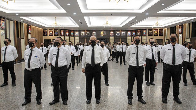 Sejumlah mantan pegawai Komisi Pemberantasan Korupsi (KPK) usai dilantik di Gedung Rupatama Mabes Polri, Jakarta, Kamis (9/12/2021). Foto: Dhemas Reviyanto/ANTARA FOTO