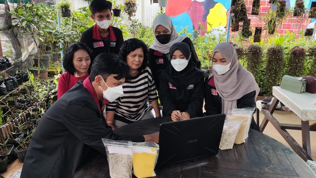 Mahasiswa Kelompok 27 PMM UMM sedang mendampingi ibu-ibu KWT Mulyo 1 dalam memasarkan produk secara online. Foto: Sasando Dhohan K