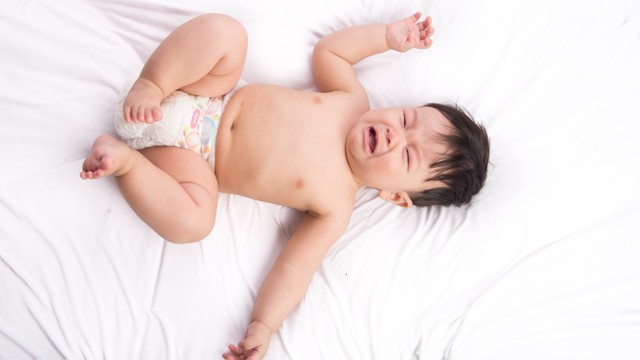 Kenapa Bayi Melengkungkan Punggungnya? Coba Pahami Maksudnya, Moms!Foto: Littlekidmoment/Shutterstock