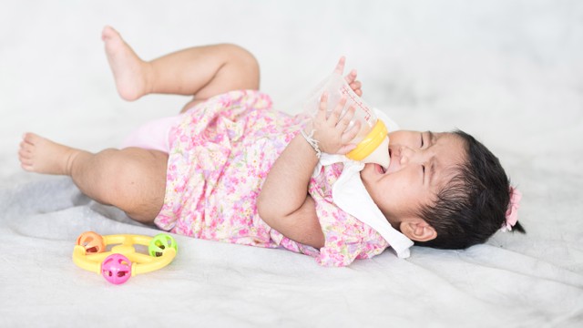 Penyebab Bayi Menangis Sambil Angkat Kaki (144848)