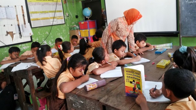 Viral Guru Honorer Ambil Gaji Selama 2 Bulan, Nominalnya Bikin Miris (125928)