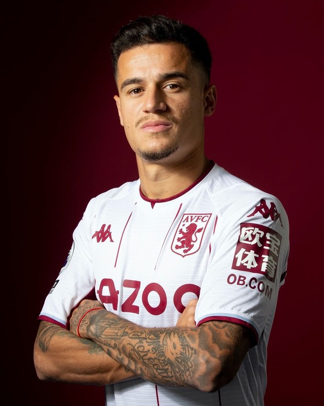 Philippe Coutinho masih kenakan gelang pemberian Messi saat bergabung ke Aston Villa. Foto: Instagram/@avfcofficial