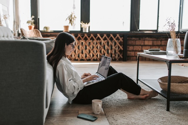 Ilustrasi Kuliah Sambil Kerja. Foto: pexels.com/Vlada Karpovich
