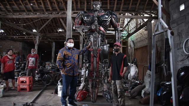 Seniman Asal Bantul Sulap Limbah Motor Jadi Robot, Laris Hingga Luar Negeri (34695)