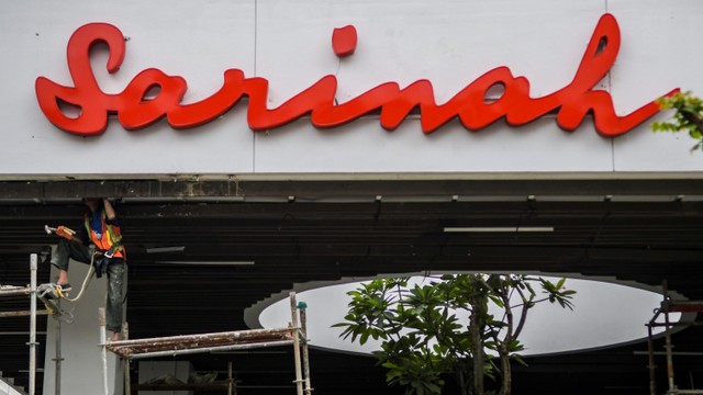 Pekerja menyelesaian proyek renovasi Gedung Sarinah di Jakarta, Sabtu (15/1).  Foto: Galih Pradipta/ANTARA FOTO