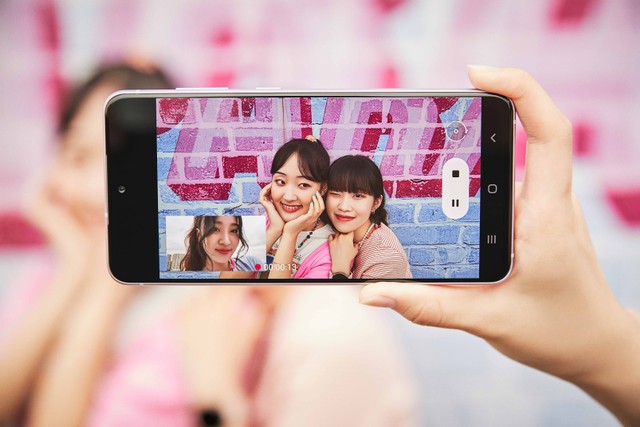 Fitur Dual Recording di Samsung Galaxy S21 FE 5G. Foto: Samsung
