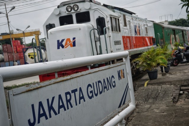 Kereta api di Stasiun Jakarta Gudang, Jakarta Utara, Sabtu (15/1).  Foto: Jamal Ramadhan/kumparan