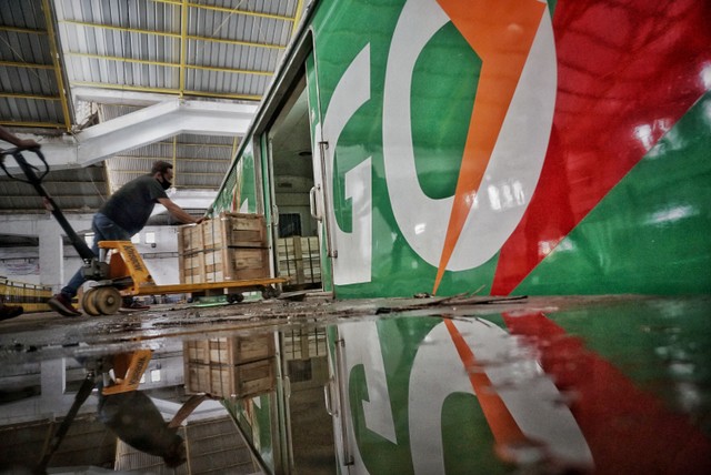 Pekerja menata boks berisi kiriman barang ke dalam gerbong kereta api di Stasiun Jakarta Gudang, Jakarta Utara, Sabtu (15/1).  Foto: Jamal Ramadhan/kumparan