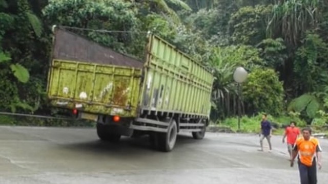 Truk yang mengalami rem blong. Foto: YouTube/Sitinjau Lauik Truck Video