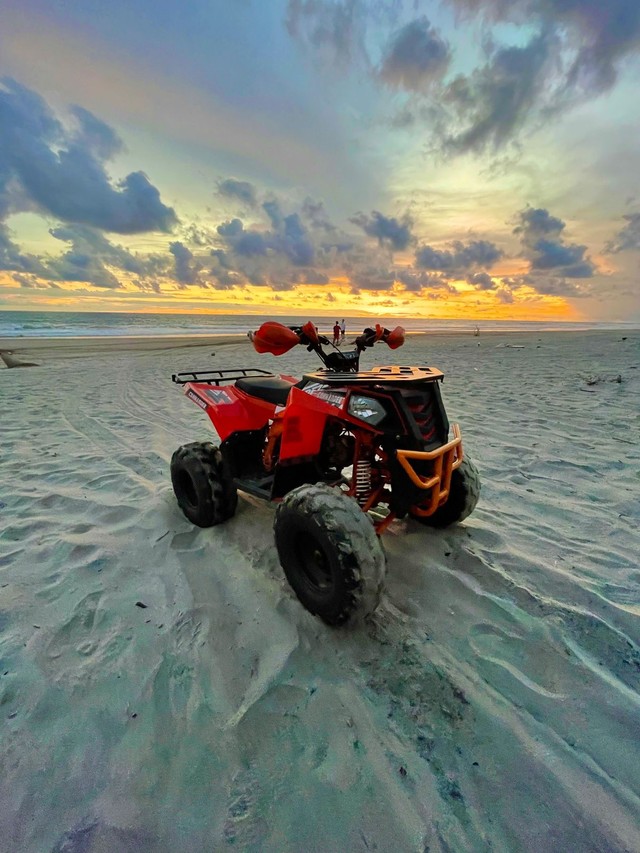 Menikmati Sunset Sambil Mengendarai ATV di Pinggir Pantai Krui, Lampung (484778)