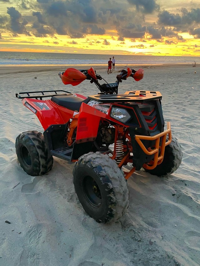Menikmati Sunset Sambil Mengendarai ATV di Pinggir Pantai Krui, Lampung (484779)