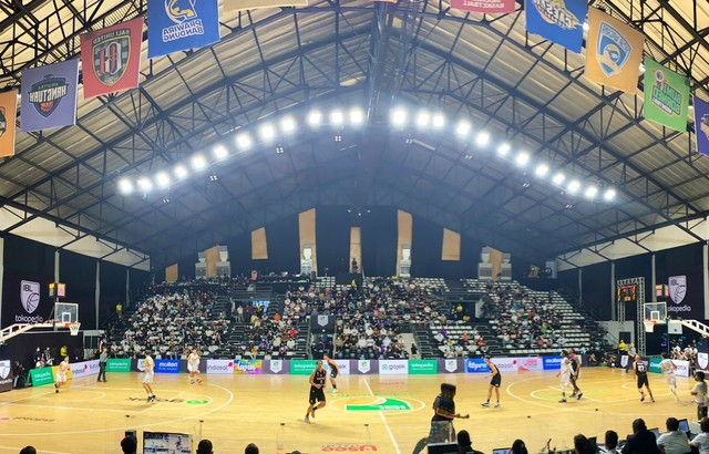 West Bandits vs Rans PIK Basketball di IBL 2022, Hall Basket Senayan, Jakarta, pada Sabtu (15/1). Foto: Twitter/@IBLindonesia